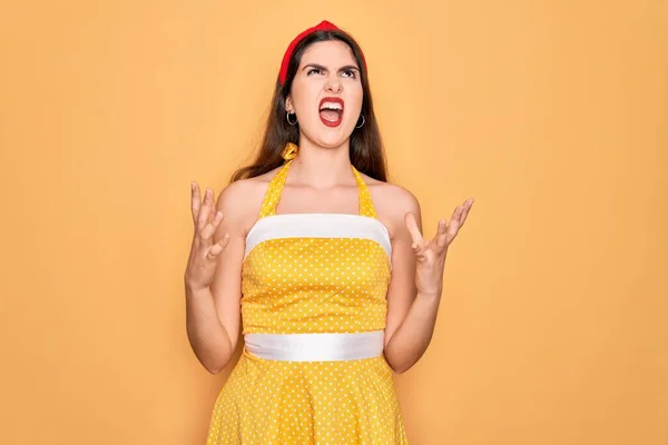 Young Beautiful Pin Woman Wearing 50S Fashion Vintage Dress Yellow — Stock Photo, Image