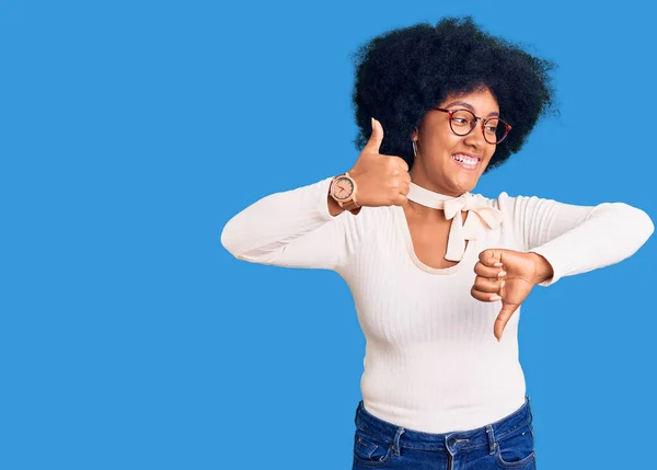 Jong Afrikaans Amerikaans Meisje Met Casual Kleding Bril Die Duimen — Stockfoto