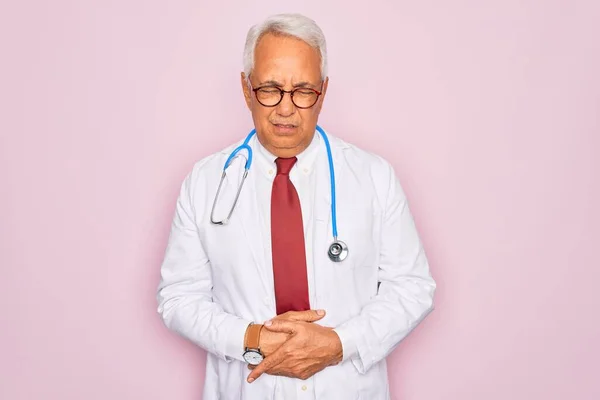 Середнього Віку Старший Сірошерстий Лікар Чоловік Носить Стетоскоп Професійне Медичне — стокове фото