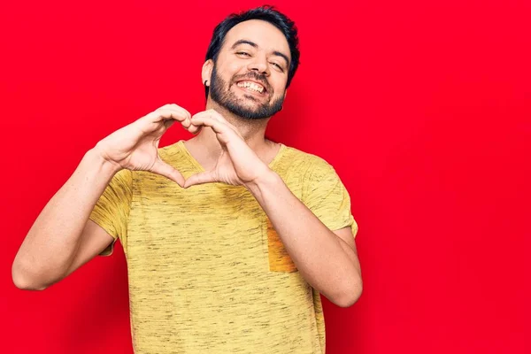 Joven Hombre Hispano Vistiendo Ropa Casual Sonriendo Amor Haciendo Forma — Foto de Stock