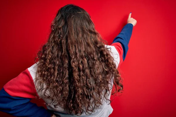 Jonge Mooie Vrouw Met Krullend Haar Dragen Casual Sweatshirt Geïsoleerde — Stockfoto