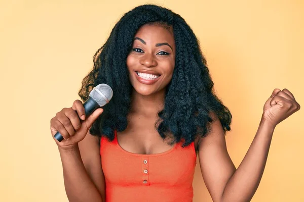 Vacker Afrikansk Kvinna Sjunger Sång Med Hjälp Mikrofon Skriker Stolt — Stockfoto