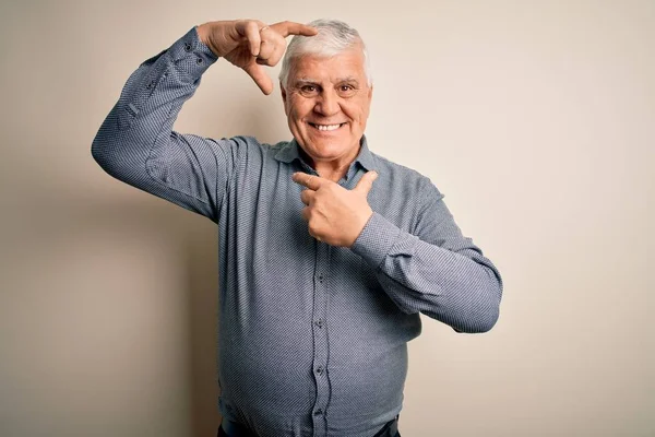 Uomo Anziano Bello Hoary Indossa Camicia Casual Piedi Sopra Isolato — Foto Stock