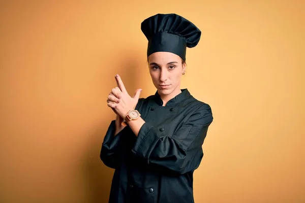 Aşçı Üniforması Şapka Giyen Genç Güzel Bir Kadın Sarı Arka — Stok fotoğraf