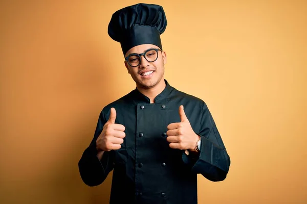 Joven Chef Brasileño Con Uniforme Cocina Sombrero Sobre Signo Éxito —  Fotos de Stock