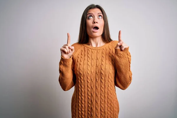 Jonge Mooie Vrouw Met Blauwe Ogen Dragen Casual Trui Staan — Stockfoto