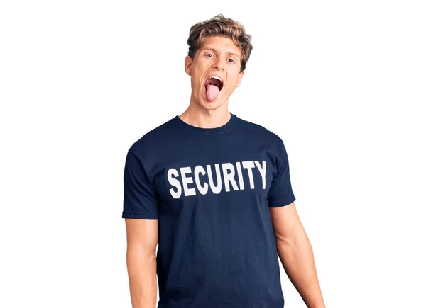 Jovem Homem Bonito Vestindo Camisa Segurança Colando Língua Para Fora — Fotografia de Stock