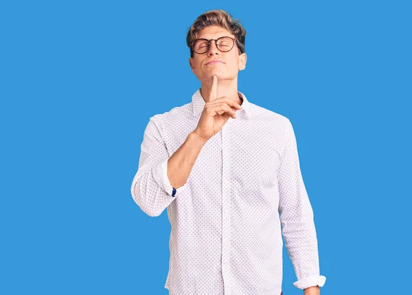 Młody Przystojny Mężczyzna Ubraniach Biznesowych Okularach Myślący Wątpliwościach Palcem Podbródku — Zdjęcie stockowe