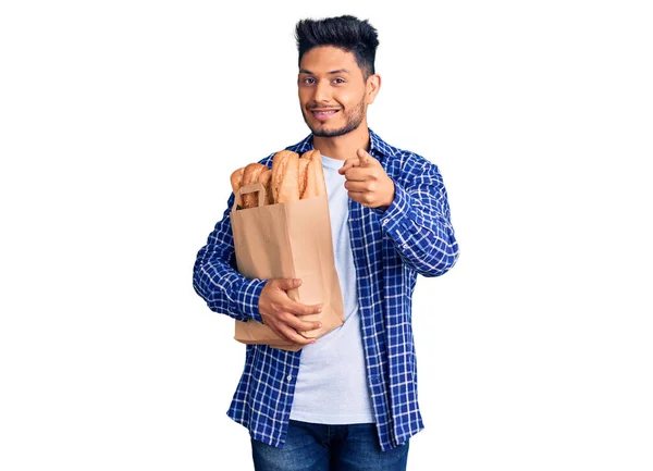 Bonito Jovem Latino Americano Segurando Saco Papel Com Pão Apontando — Fotografia de Stock