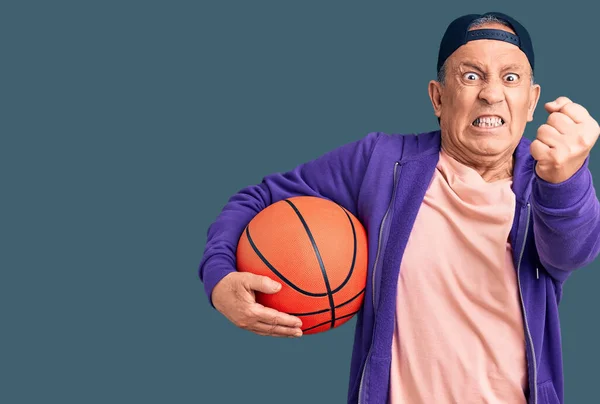 Älterer Gutaussehender Grauhaariger Mann Mit Basketballkorb Genervt Und Frustriert Schreiend — Stockfoto