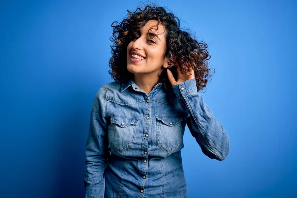 Mladá Krásná Kudrnatá Arabka Neformální Džínové Košili Stojící Nad Modrým — Stock fotografie