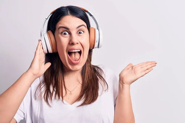 Ung Vacker Brunett Kvinna Lyssnar Musik Med Hörlurar Över Vit — Stockfoto