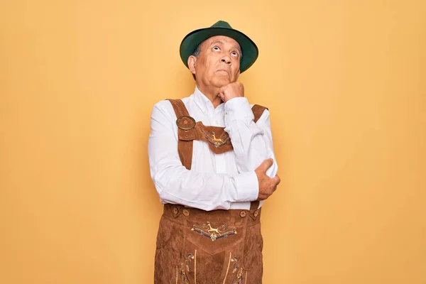 Starší Šedovlasý Muž Tradičním Německém Obleku Říšského Festivalu Žlutém Pozadí — Stock fotografie