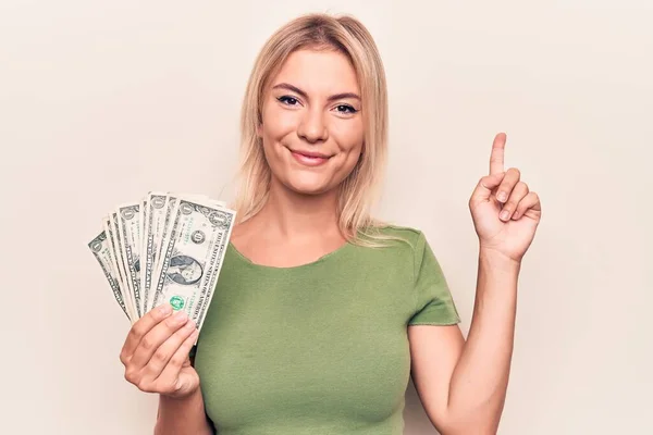 Joven Mujer Rubia Hermosa Sosteniendo Montón Billetes Dólares Sobre Fondo — Foto de Stock