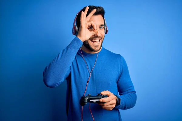 Jovem Jogador Bonito Homem Com Barba Jogando Videogame Usando Joystick — Fotografia de Stock