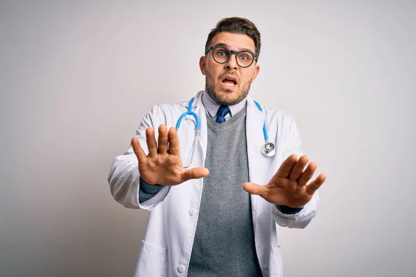 의사가 위에서 코트와 청진기를 착용하고 두려움에 떨면서 손으로 두려움을 표현하는 — 스톡 사진