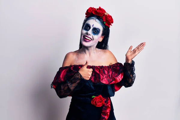 Mujer Joven Vistiendo Día Mexicano Del Maquillaje Muerto Mostrando Palma — Foto de Stock