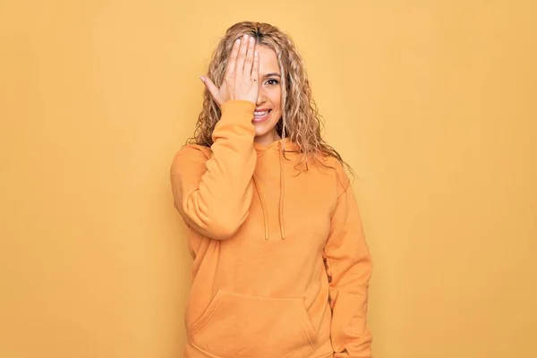 Tineri Blondă Frumoasă Femeie Sportivă Purtând Tricou Casual Peste Fundal — Fotografie, imagine de stoc