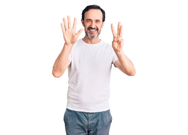 Středního Věku Pohledný Muž Ležérním Tričku Ukazuje Ukazuje Prsty Číslo — Stock fotografie