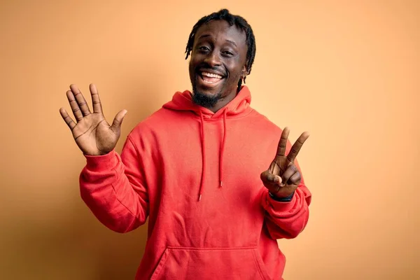 Joven Afroamericano Deportivo Con Sudadera Con Capucha Sobre Fondo Amarillo —  Fotos de Stock