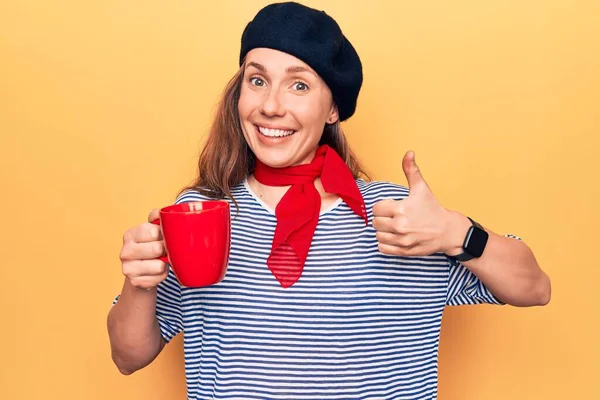 Junge Schöne Blonde Frau Trägt Mode Baskenmütze Trinken Eine Tasse — Stockfoto