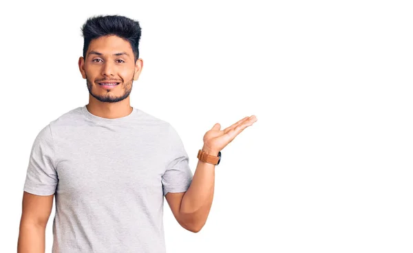 Snygg Latinamerikansk Ung Man Bär Casual Tshirt Leende Glad Presentera — Stockfoto