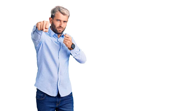 Jonge Knappe Blonde Man Draagt Elegante Shirt Ponsen Vuist Vechten — Stockfoto