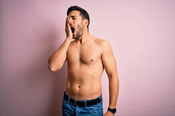 Jovem Bonito Homem Forte Com Barba Sem Camisa Sobre Fundo — Fotografia de Stock