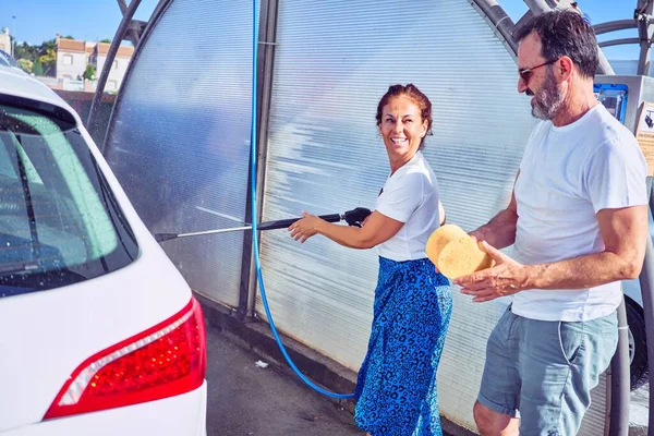 Orta Yaşlı Güzel Bir Çift Günlük Kıyafetler Giyip Mutlu Gülümsüyor — Stok fotoğraf