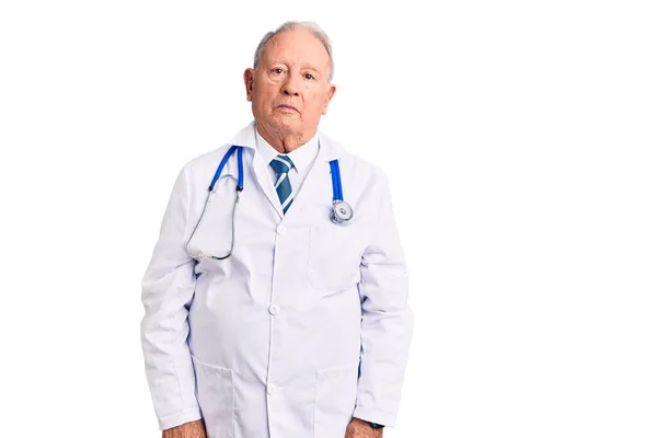 Uomo Anziano Con Capelli Grigi Con Cappotto Medico Stetoscopio Sonnolento — Foto Stock