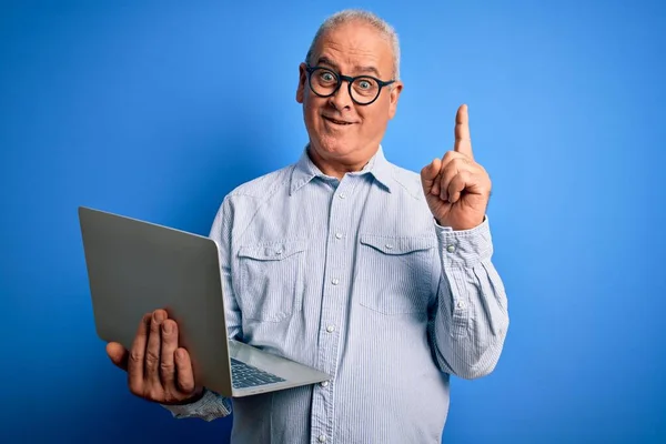 Medelålders Stilig Hoary Affärsman Bär Glasögon Arbetar Med Laptop Förvånad — Stockfoto