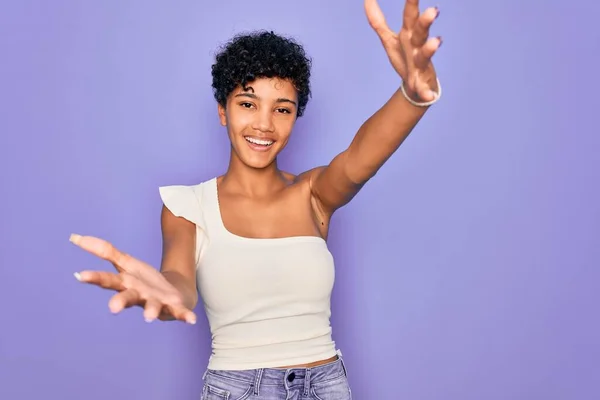 Młoda Piękna Afro Amerykanka Afryki Ubrana Luźny Shirt Fioletowym Tle — Zdjęcie stockowe