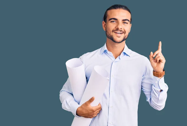 Jonge Knappe Man Met Papieren Blauwdrukken Verrast Met Een Idee — Stockfoto