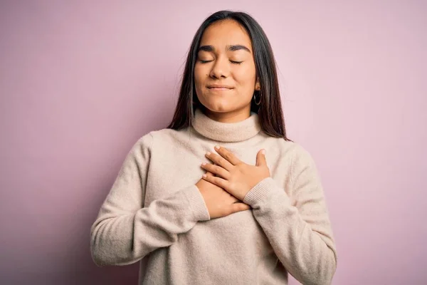 Giovane Bella Donna Asiatica Indossa Casual Maglione Dolcevita Sfondo Rosa — Foto Stock