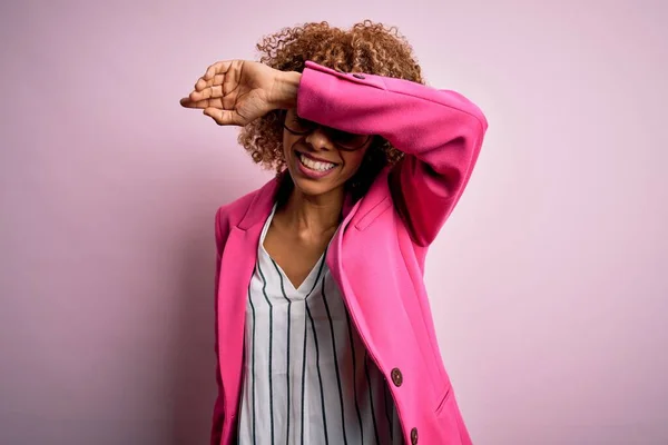 Молодая Африканская Американская Бизнесвумен Очках Стоящих Розовом Фоне Закрывая Глаза — стоковое фото