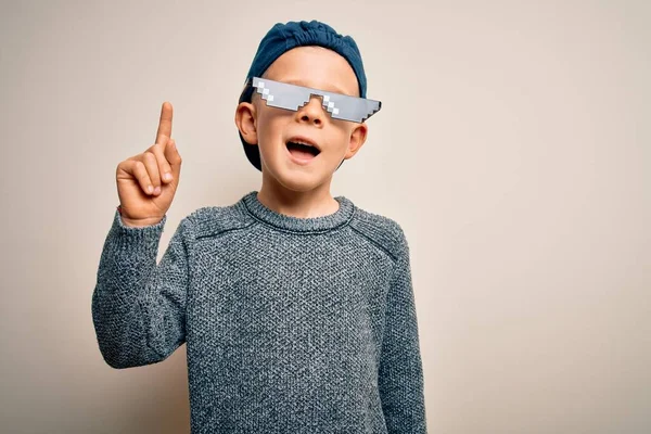 Een Klein Blank Joch Met Een Internetbril Een Geïsoleerde Achtergrond — Stockfoto