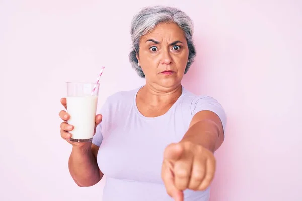 Ältere Hispanische Frau Hält Ein Glas Milch Der Hand Und — Stockfoto