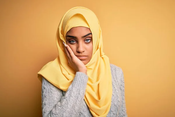 Fiatal Gyönyörű Afro Amerikai Lány Visel Muszlim Hidzsáb Felett Elszigetelt — Stock Fotó