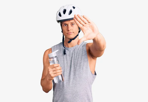 Молодой Красивый Мужчина Велосипедном Шлеме Держит Бутылку Воды Открытой Рукой — стоковое фото