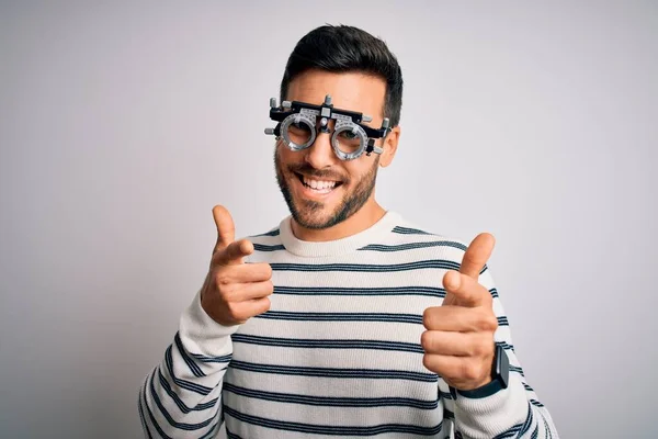 Νεαρός Όμορφος Άντρας Γενειάδα Φορώντας Γυαλιά Οπτομετρίας Πάνω Από Απομονωμένο — Φωτογραφία Αρχείου