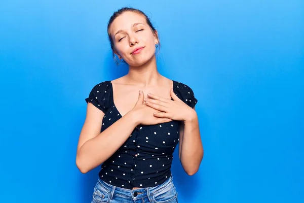 Jonge Blonde Vrouw Casual Kleren Glimlachend Met Handen Borst Ogen — Stockfoto