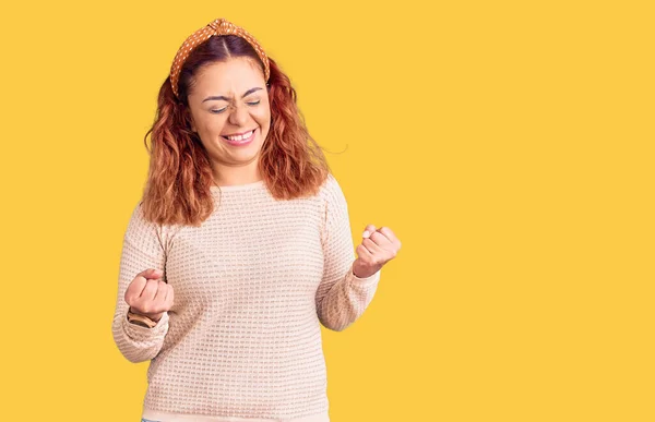 Jonge Latijnse Vrouw Casual Kleding Diadeem Opgewonden Voor Succes Met — Stockfoto