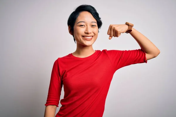 Młoda Piękna Azjatycka Dziewczyna Luźnym Czerwonym Shirt Stoi Odizolowanym Białym — Zdjęcie stockowe