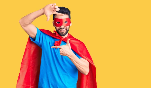 Homem Bonito Jovem Com Barba Vestindo Traje Super Herói Sorrindo — Fotografia de Stock