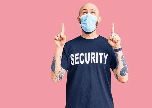 Jonge Knappe Man Draagt Beveiligd Shirt Medisch Masker Verbaasd Verrast — Stockfoto