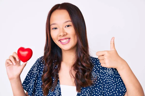 年轻美丽的中国姑娘 心情愉快 面带微笑 大拇指高举 做得出色 签了字 — 图库照片