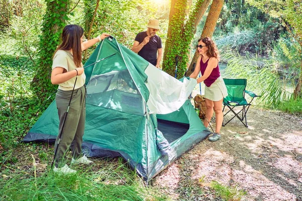 Yürüyüş Ailesi Ormanda Kamp Kurmak Için Çadır Kuruyor — Stok fotoğraf
