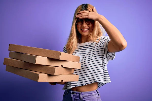 Ung Vacker Blond Kvinna Som Håller Lådor Med Italiensk Pizza — Stockfoto