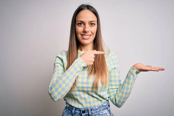 Ung Vacker Blond Kvinna Med Blå Ögon Står Över Isolerad — Stockfoto