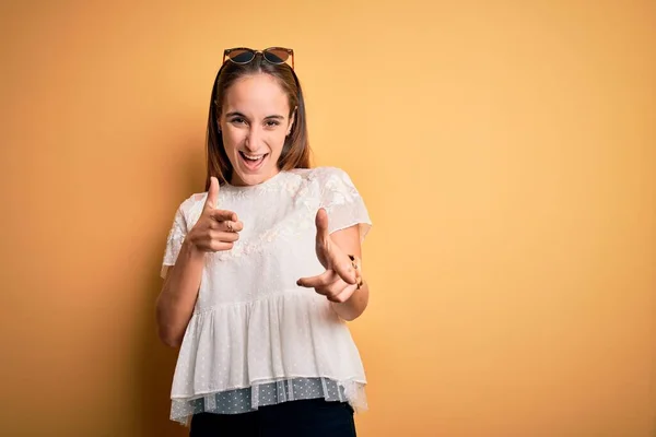 Ung Vacker Kvinna Bär Casual Shirt Och Solglasögon Över Isolerad — Stockfoto